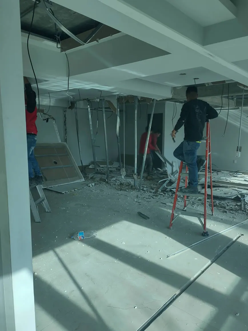 Instalación de estructuras de acero en una obra comercial